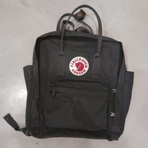 Black fjallraven kanken backpack standard size